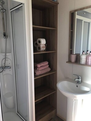 Cabin | Bathroom | Shower, towels - Lovely 3-bed Caravan With Hot Tub in Lincolnshire (Lincoln)
