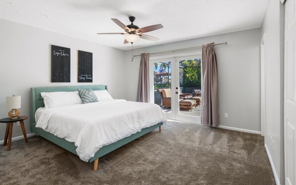 4 bedrooms, desk, WiFi, bed sheets