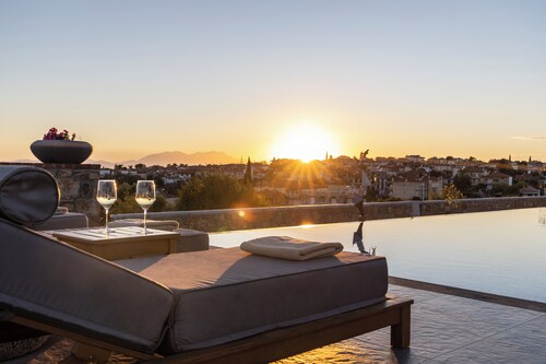 Akrolithos luxury suites