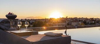 Akrolithos luxury suites