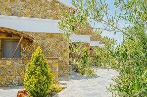 Garden - Akrolithos luxury suites (Nea Propontida)