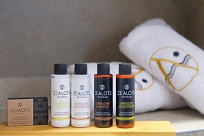 Shower, hair dryer, bathrobes, slippers - Akrolithos luxury suites (Nea Propontida)
