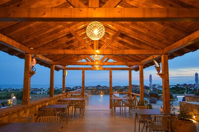 Akrolithos luxury suites