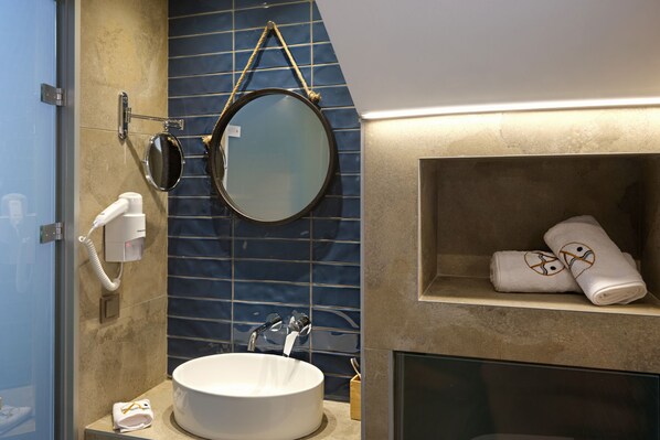 Shower, hair dryer, bathrobes, slippers - Akrolithos luxury suites (Nea Propontida)