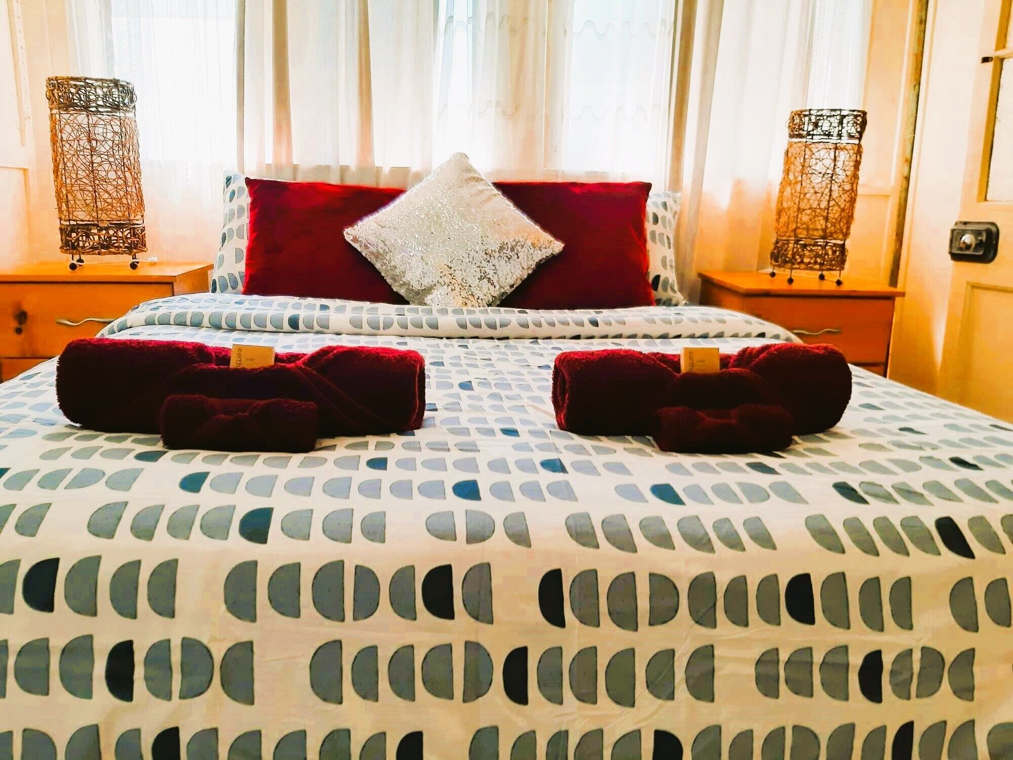 Entire 4 bedroom home with Foxtel and free WiFi