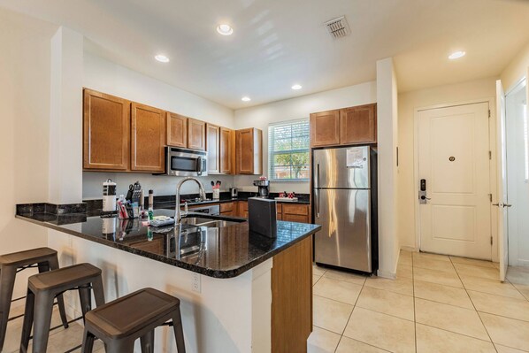 Réfrigérateur, four à micro-ondes, surface de cuisson, lave-vaisselle