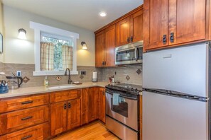 Fridge, microwave, oven, stovetop - Walkable Bend Bungalow w/ Bikes Included (Bend)