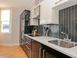 Cottage | Private kitchen | Fridge, dishwasher, electric kettle, toaster