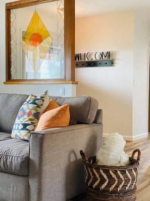 Smart TV, chimenea y oficina 