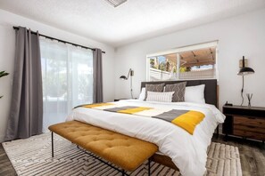 4 camere, una scrivania, tende oscuranti, ferro/asse da stiro