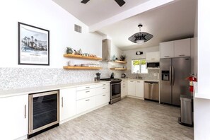 Kylskåp, mikrovågsugn, ugn och spishäll