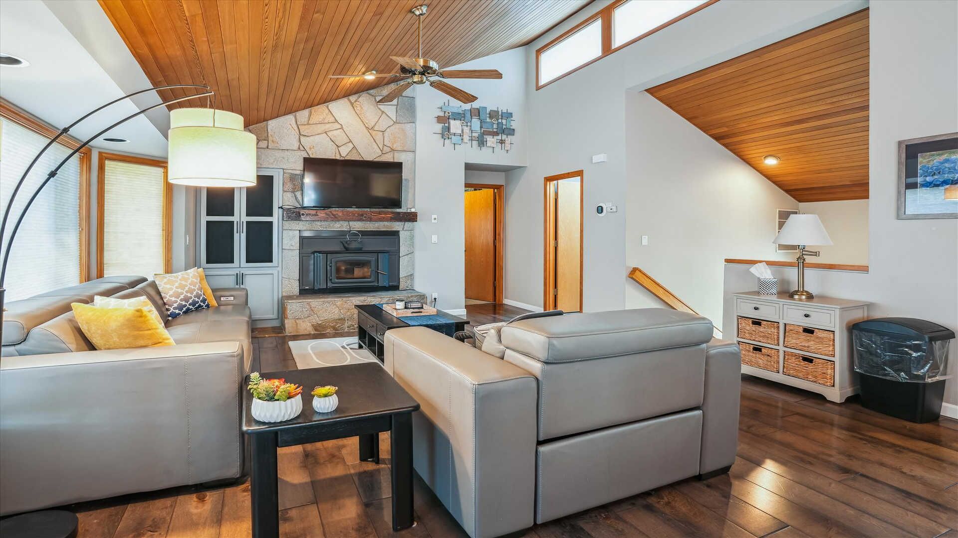 20 Lassen Lane-Sunriver, Oregon: Hot Tub, BBQ, WiFi, SHARC Aquatics, Tubing Hill, Mt. Bachelor, Golf, Deschutes River, Tennis, Bike Paths