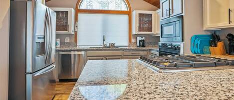 KĂŒhlschrank, Mikrowelle, Ofen, Herdplatte