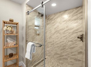Badewanne, Haartrockner, Handtücher, Seife