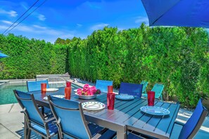 Outdoor dining - Palm Springs Blue Lagoon - Sun, Fun & Tranquility—Book Your Palm Springs Paradise Today! (Palm Springs)