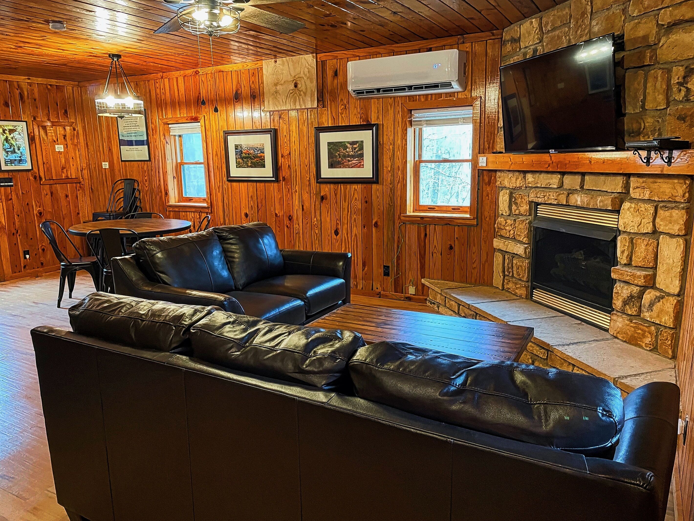 The Walden at Harble Ridge - Newly renovated, 2 bedroom, hot tub, pond, fire pit