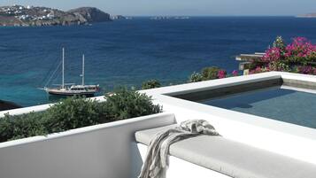 Ein Balkon mit Blick auf das Meer und ein Boot.