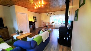 Smart TV, DVD player, books, stereo - Free standing farm cottage,  2 minute drive to Clifden town. (Clifden)