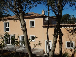 A two-story building with a tiled roof and multiple windows. - LARGE VILLA (12 people) WITH A SWIMMING POOL, 5 MINUTES FROM THE BEACH (Six-Fours-les-Plages)