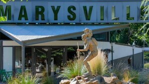 En bygning med skiltet 'MARYSVILLE' over indgangen.