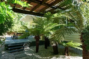 Outdoor dining - Just a short stroll to Marysville Township... (Marysville)