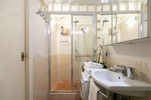 Douche, sèche-cheveux, bidet, serviettes fournies