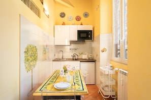 Refrigerador, microondas, placa de cocina, cafetera/tetera