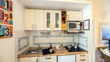 Réfrigérateur, micro-ondes, plaque de cuisson, lave-vaisselle