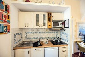Kühlschrank, Mikrowelle, Herdplatte, Geschirrspüler