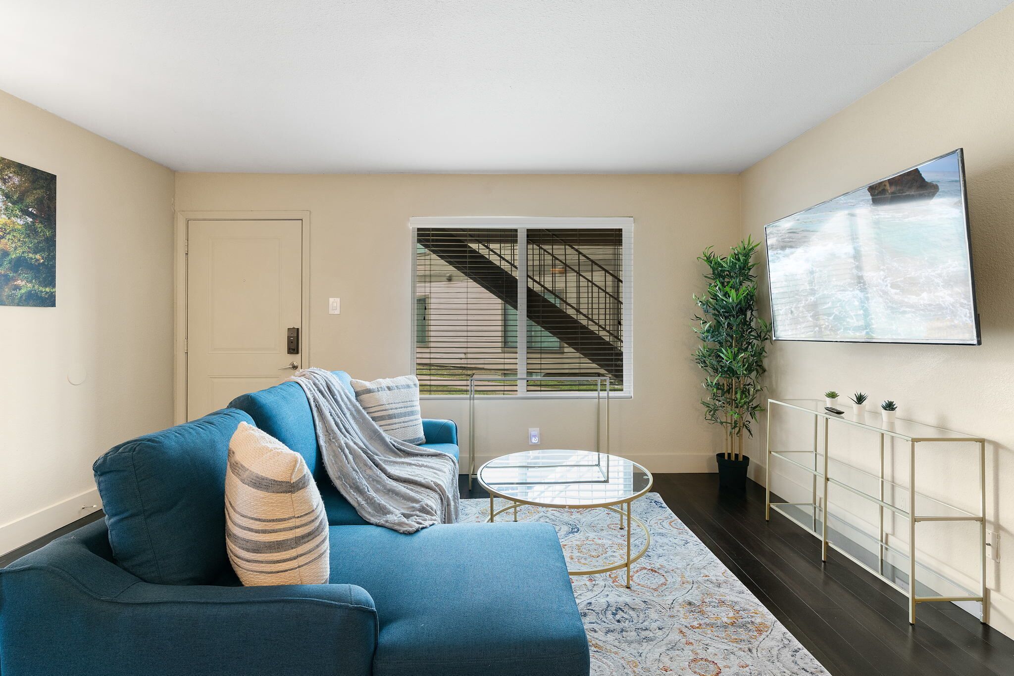 Modern, Clean 2B w/Comfy Queen Beds, Gym,Fast WiFi