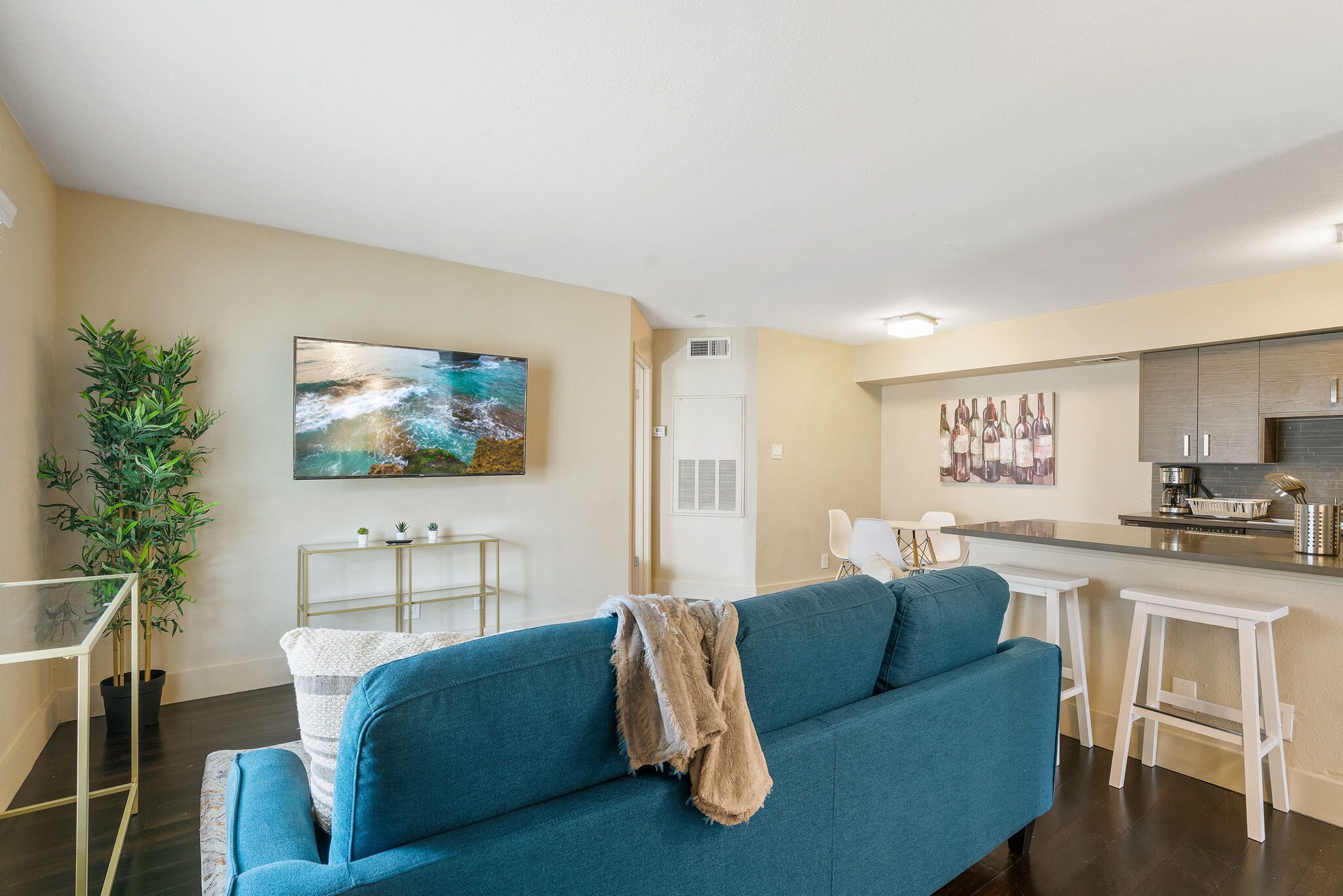 Modern, Clean 2B w/Comfy Queen Beds, Gym,Fast WiFi