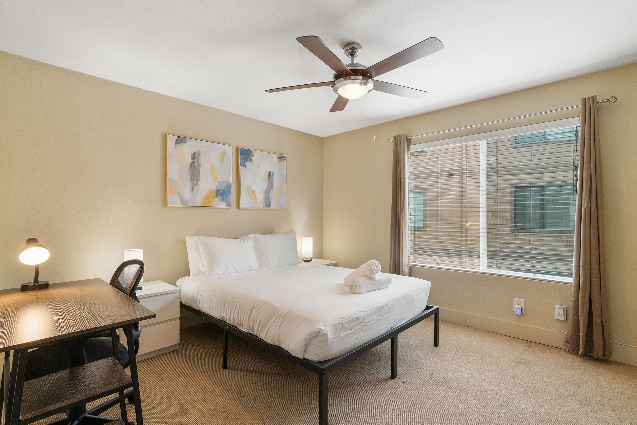 Modern, Clean 1B w/Comfy Queen Bed, Gym, Fast WiFi