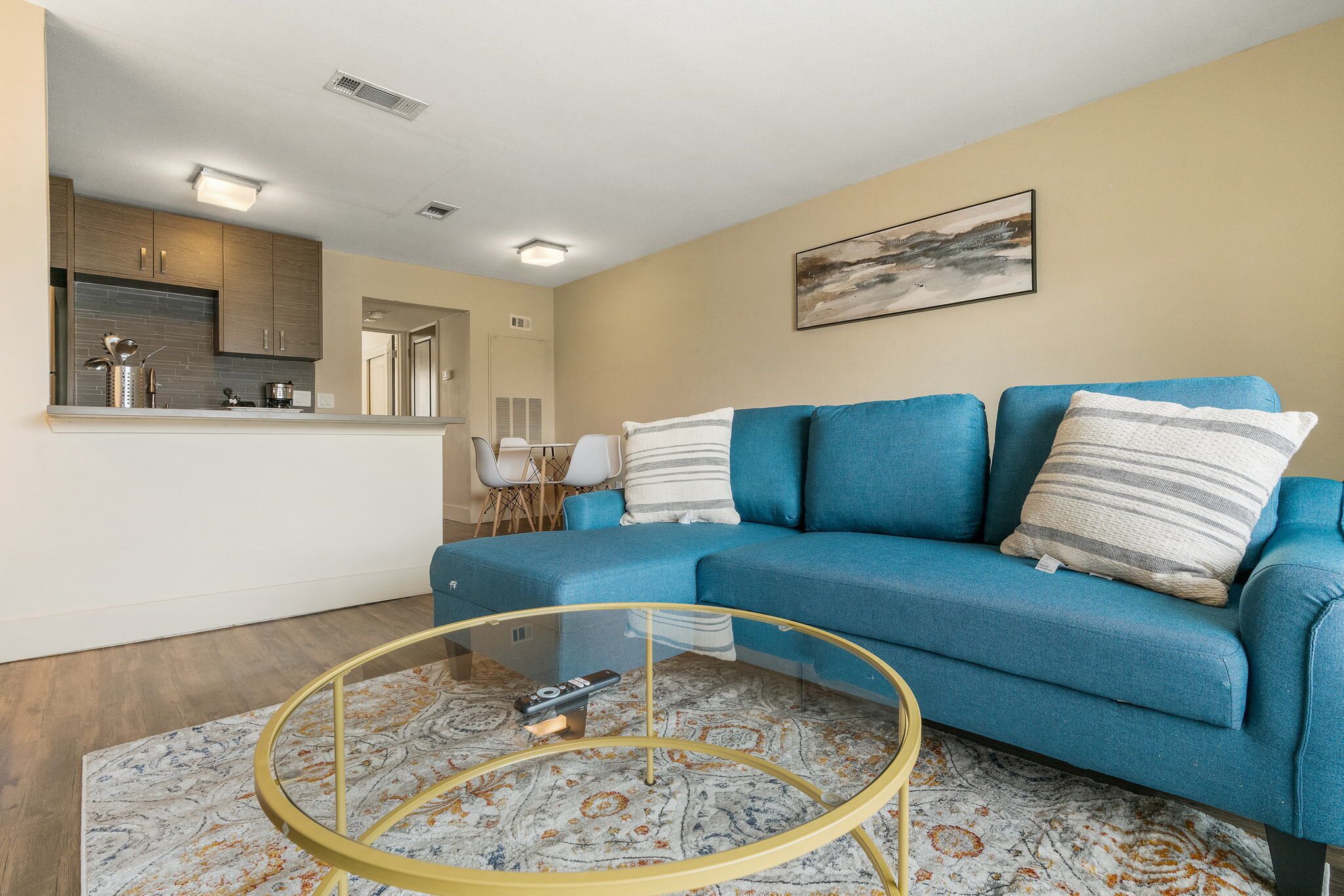 Modern, Clean 1B w/Comfy Queen Bed, Gym, Fast WiFi