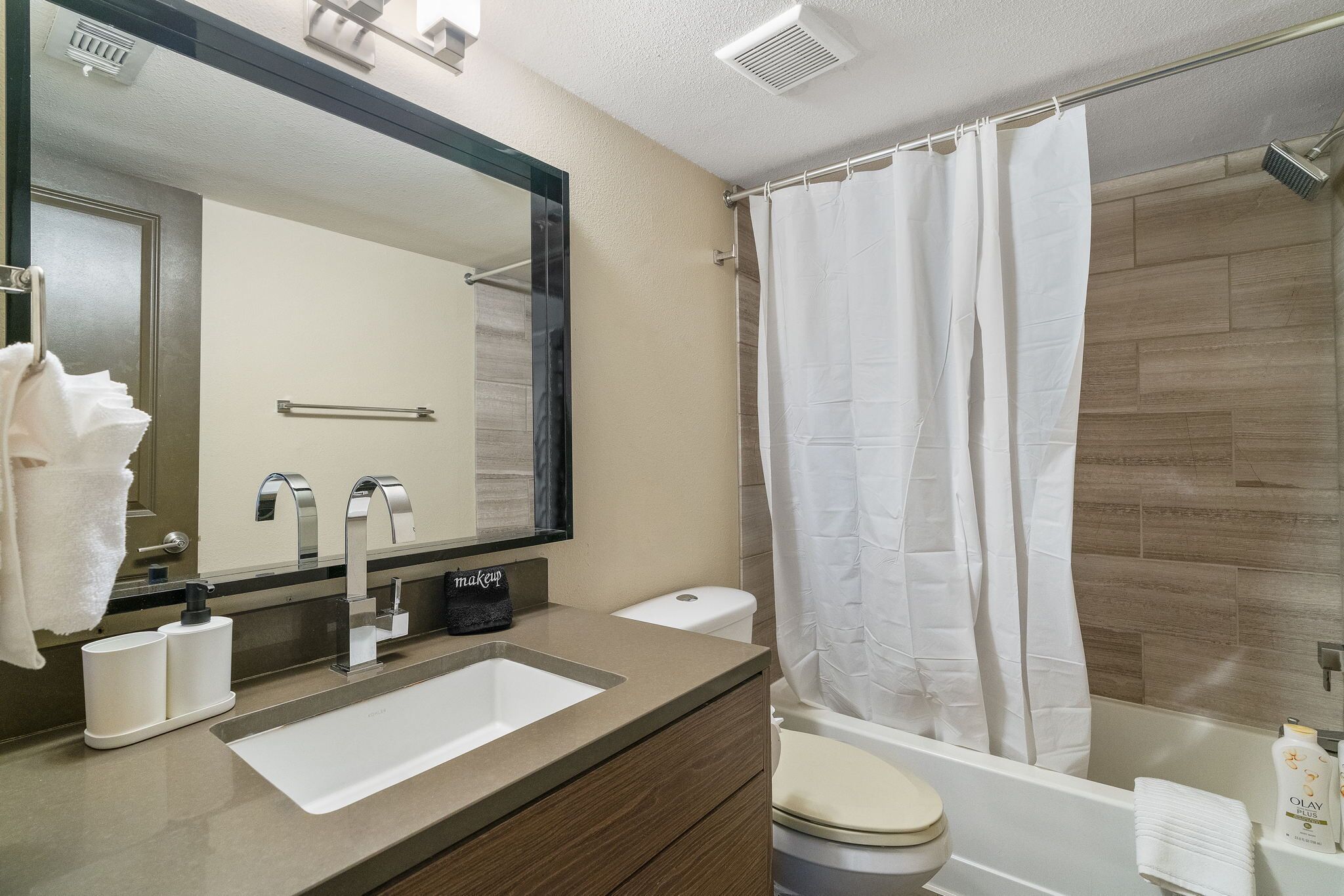 Modern, Clean 1B w/Comfy Queen Bed, Gym, Fast WiFi