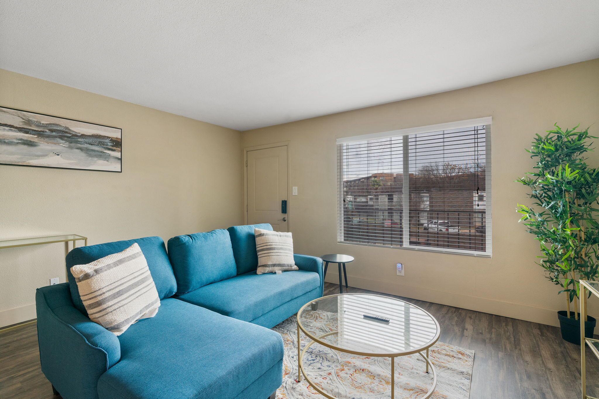 Modern, Clean 1B w/Comfy Queen Bed, Gym, Fast WiFi