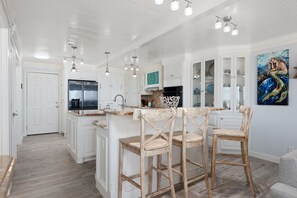 Réfrigérateur, micro-ondes, plaque de cuisson, lave-vaisselle