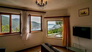 Nhà (One bedroom Holiday Home with pool an) | Phòng khách | TV, lò sưởi