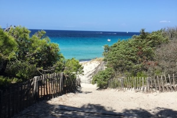 Plage à proximité, chaises longues