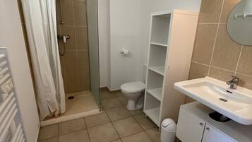 Douche, sĂšche-cheveux, serviettes fournies, papier toilette