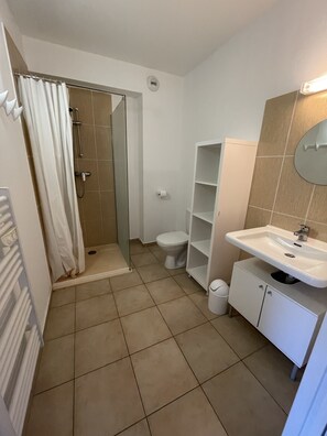 Shower, hair dryer, towels, toilet paper