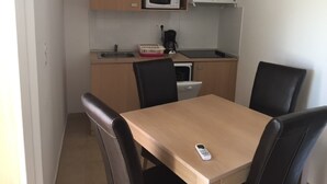 Kaffetrakter/tekoker, kjøleskap, mikrobølgeovn og kokeplater
