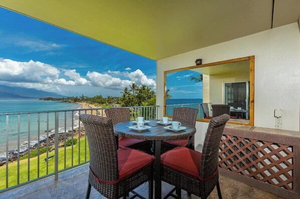 Outdoor dining - Immerse Yourself in Cerulean Majesty: Royal Mauian 506 - Mesmerizing Views! (Kihei, Maui)