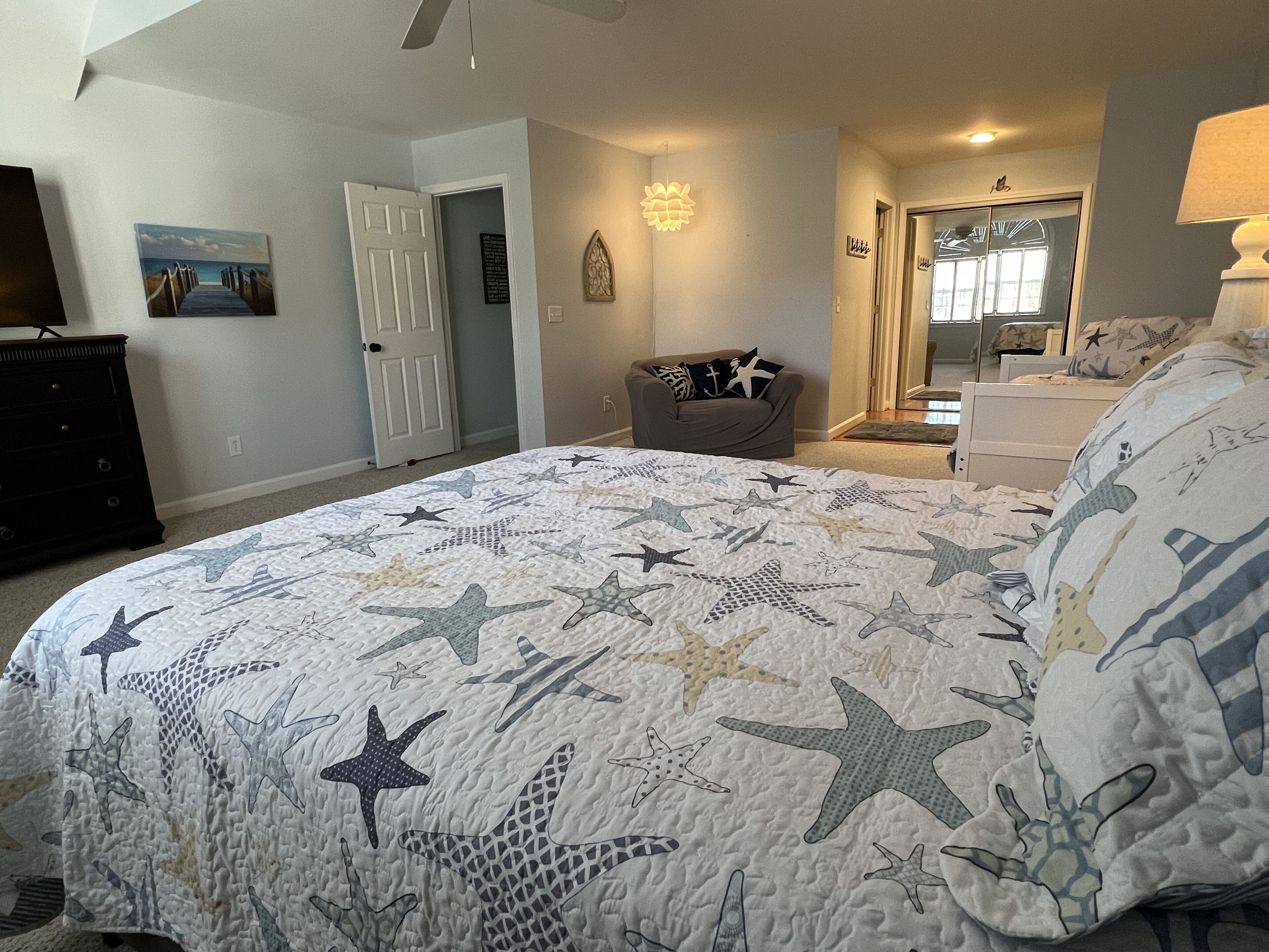 Cute “beachy” condo -2 miles from the beach in quiet neighborhood 