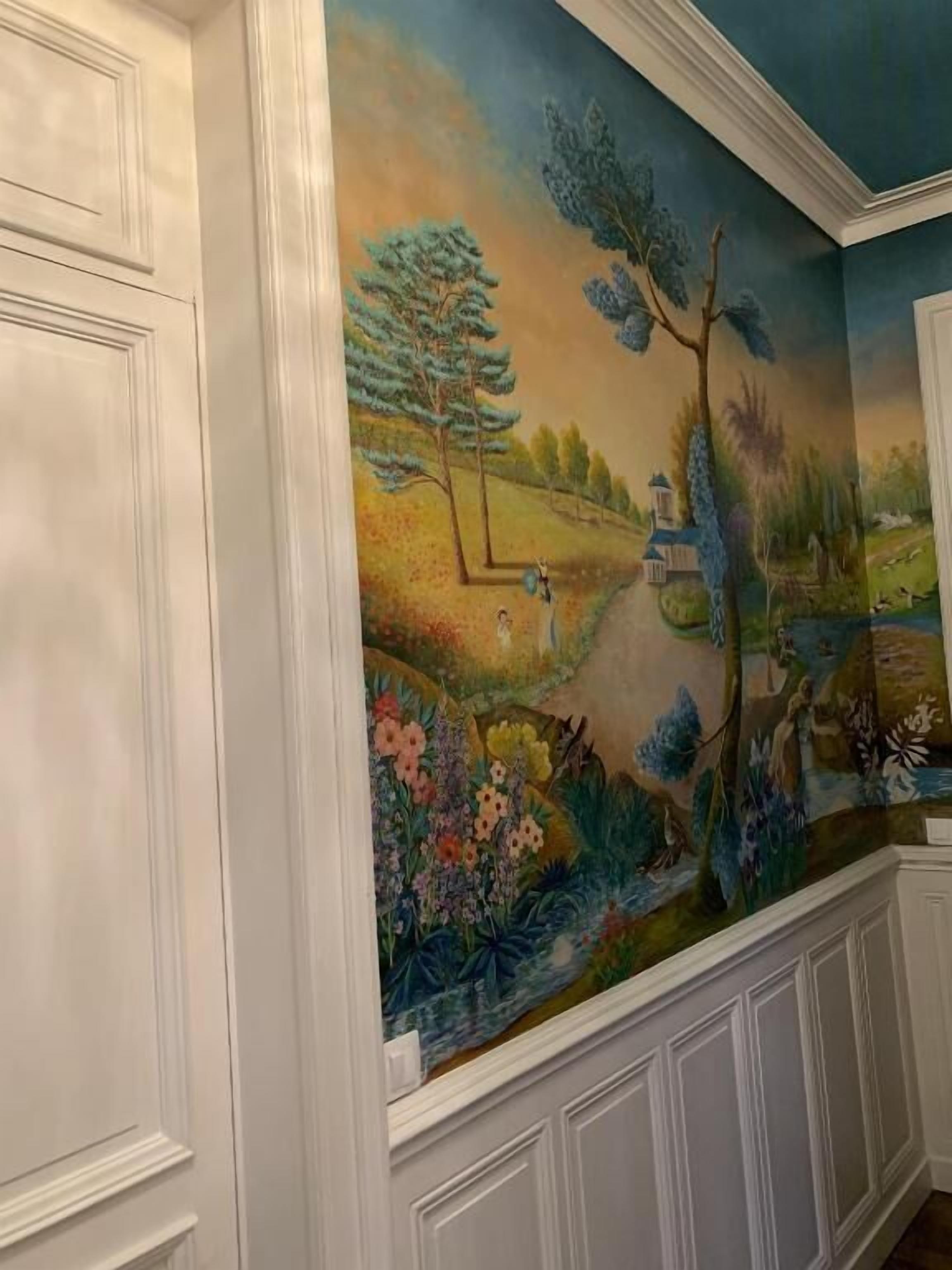 Een muurschildering met een landschapsdecor van bomen, bloemen en een klein gebouw.