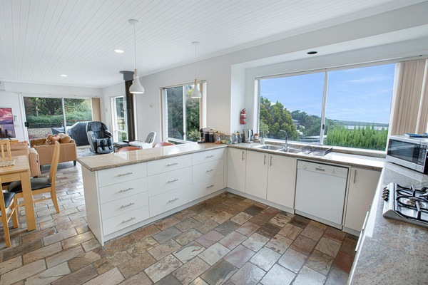 Kylskåp, mikrovågsugn, ugn och spishäll