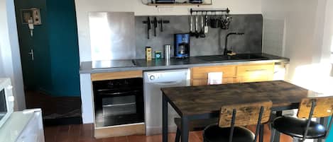 Refrigerador, microondas, horno y parrilla de estufa