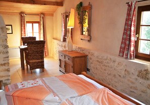 2 chambres, bureau, fer et planche à repasser, lit parapluie