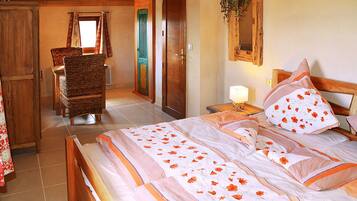 2 間睡房、書桌、熨斗/熨衫板、可攜式嬰兒床