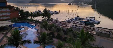 Una piscina al aire libre, una piscina climatizada