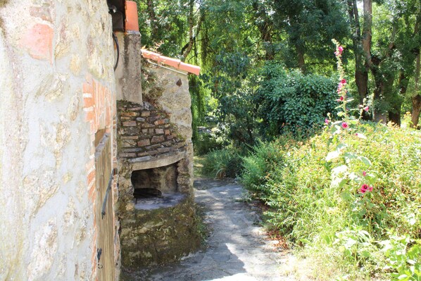 المنطقة المحيطة بالمنشأة